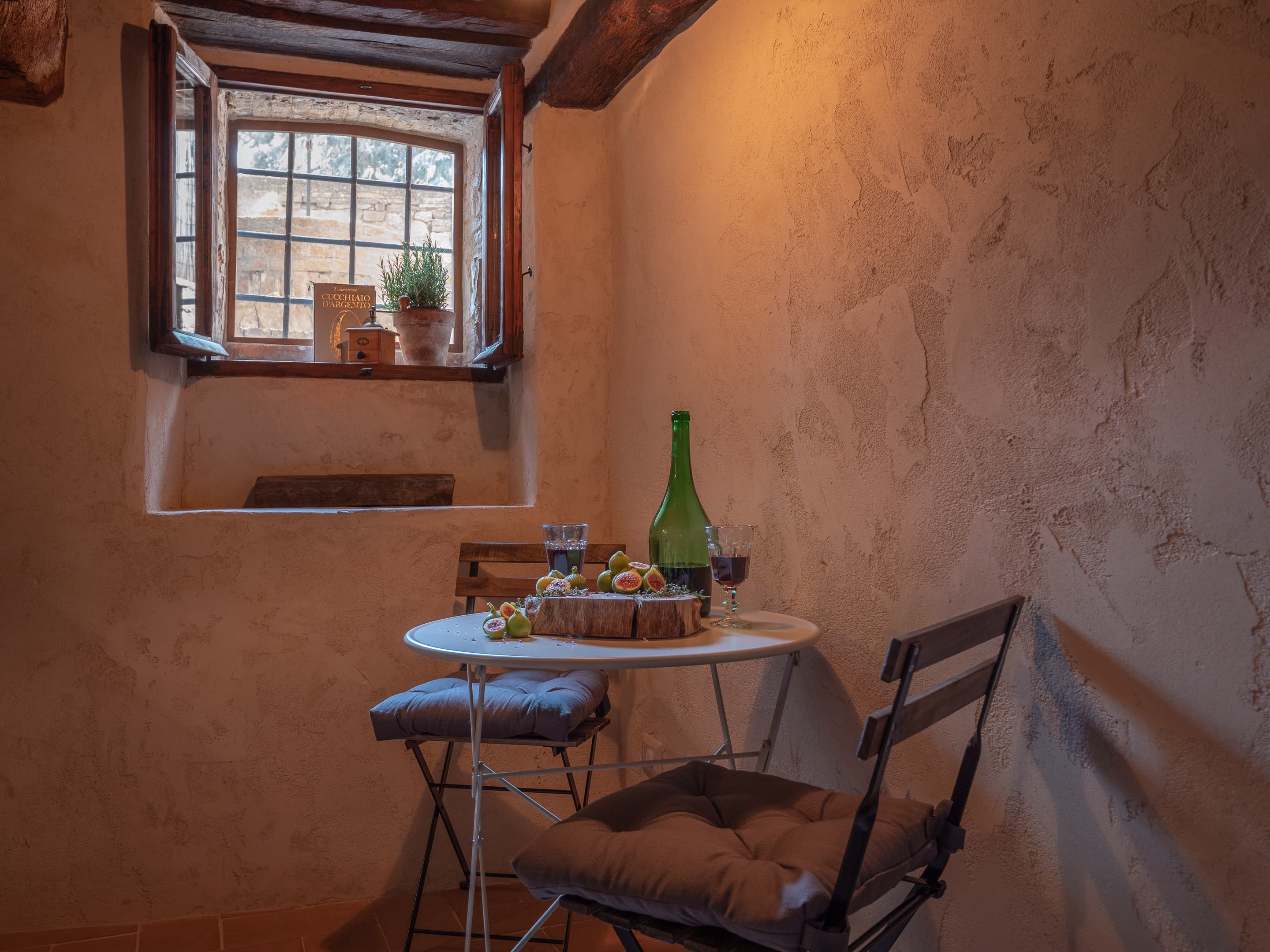 Borgo di Sotto Toscana Montefollonico Italy Accommodation Breakfast Nook with Local Wine and Figs